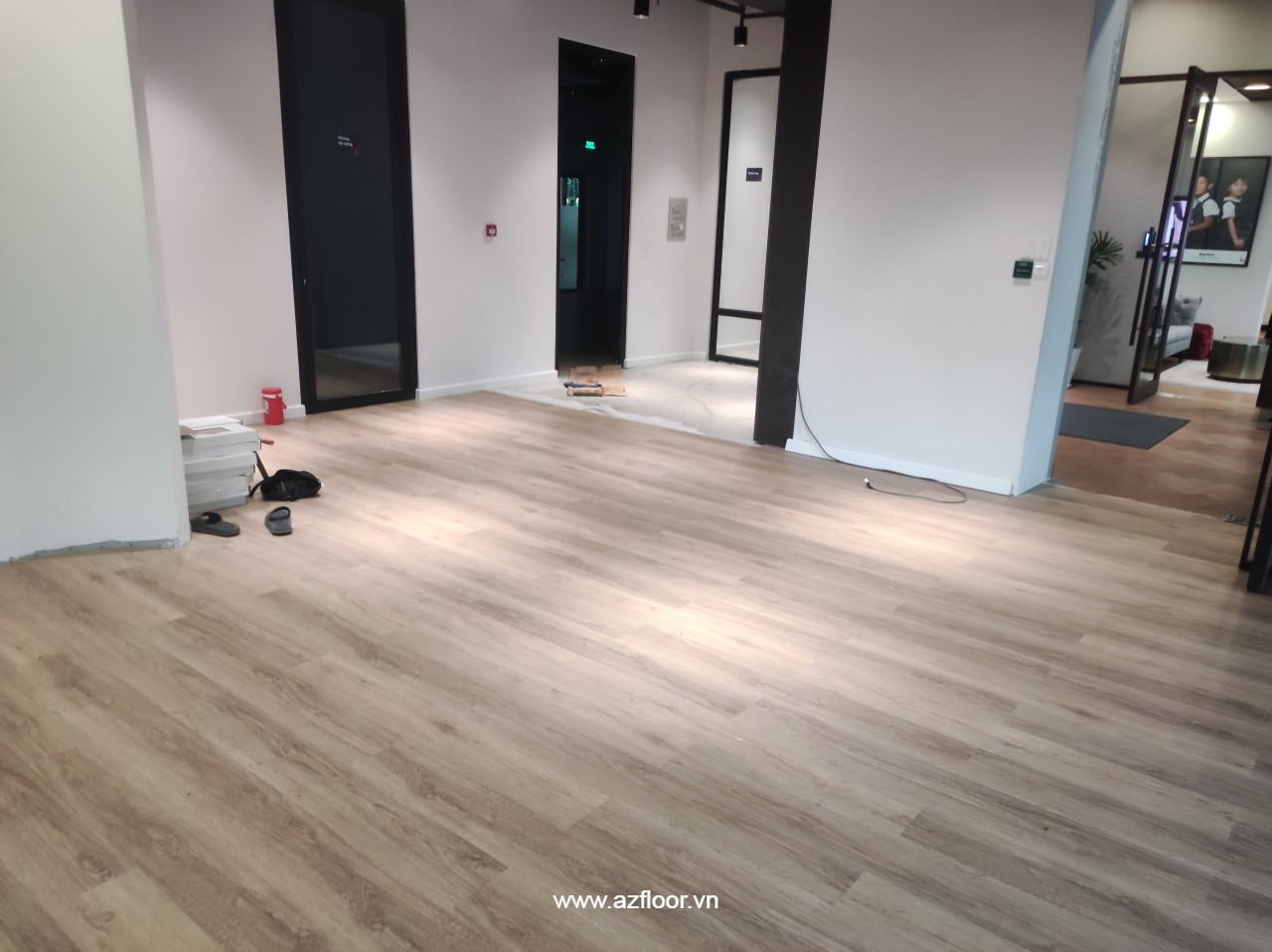 Sàn vinyl hèm khóa SPC4022 tại công trình. Ảnh AZ Floor