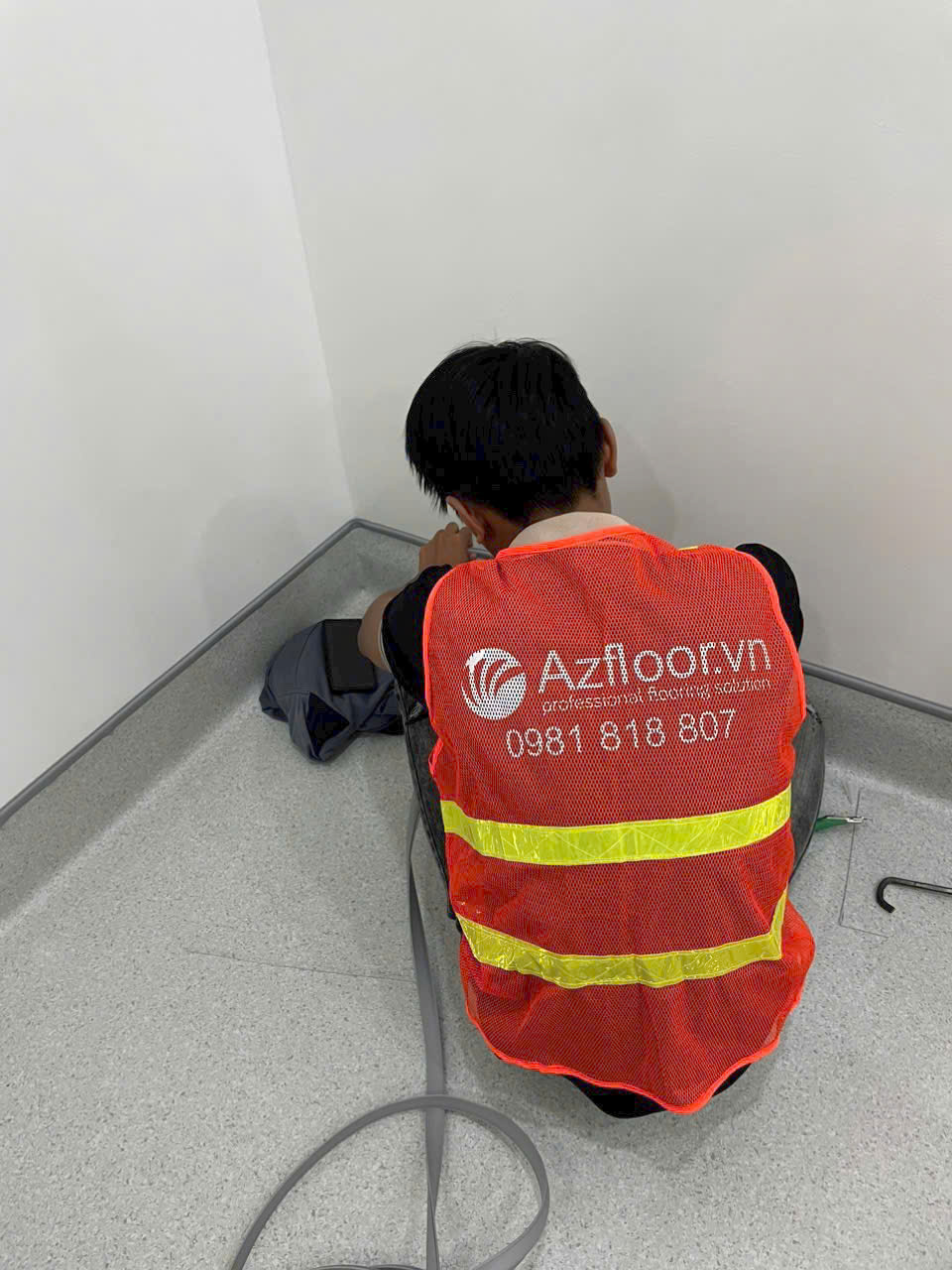 Thi công sàn vinyl kháng khuẩn nha khoa. Ảnh: AZ Floor
