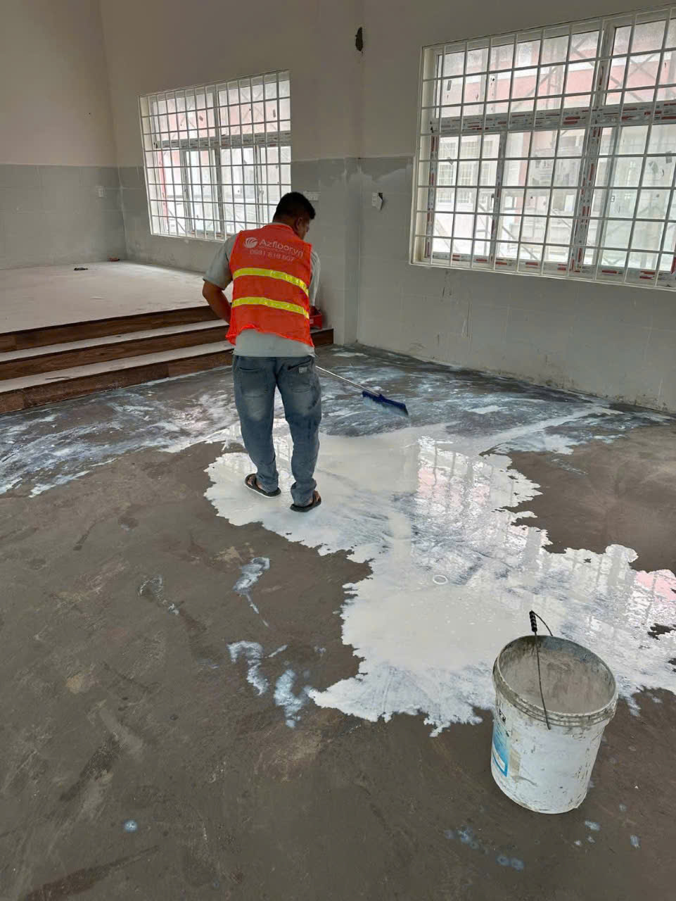 Azfloor thi công vữa tự san phẳng lót sàn vinyl