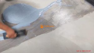 quét keo thi công sàn vinyl