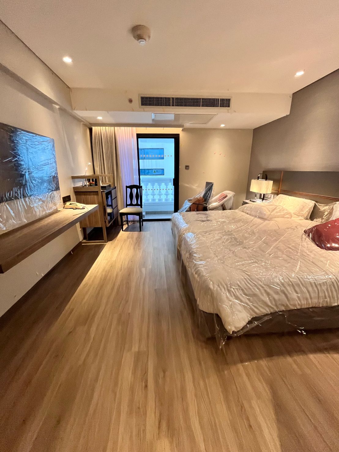 Sàn nhựa dán nền phòng khách sạn. Azfloor