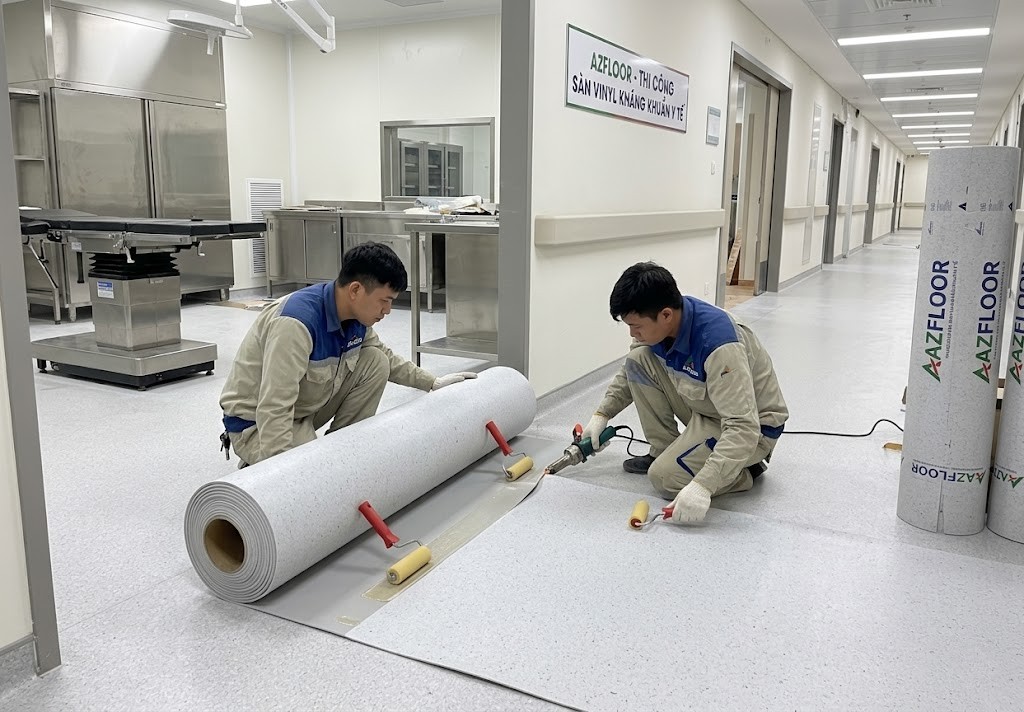 Azfloor thi công sàn vinyl kháng khuẩn cuộn 