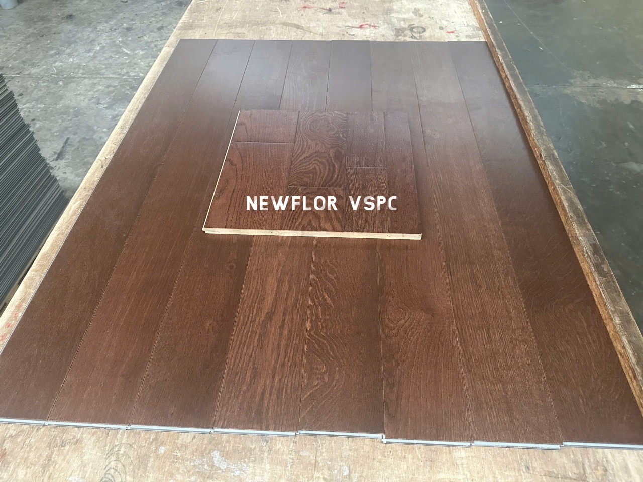 ván sàn gỗ vspc màu đậm wulnute