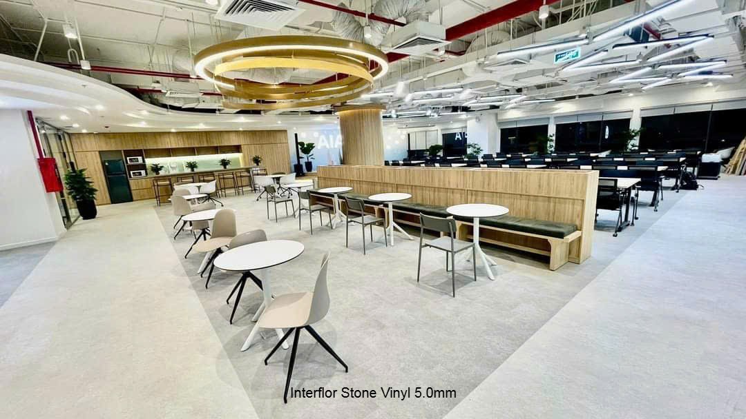 Phối màu sàn nhựa vinyl hèm khóa giả đá 5li. Ảnh: AZ Floor