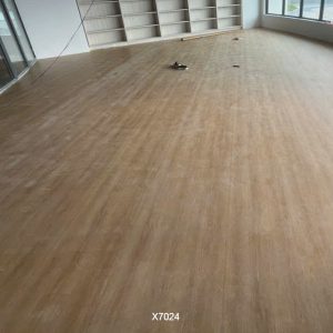 sàn vinyl cuộn vân gỗ X7024
