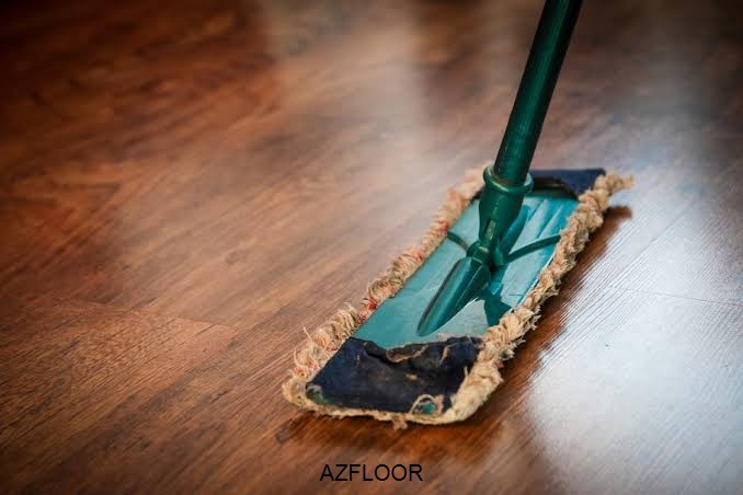 Vệ sinh lau chùi sàn nhựa giải gỗ